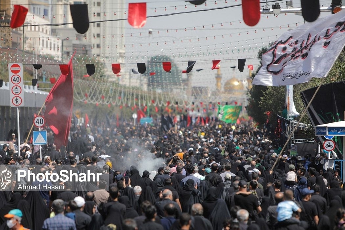 همزمان با ۲۸ صفر مصادف با سالروز رحلت پیامبر اکرم (ص) و شهادت امام حسن مجتبی(ع) و همچنین در آستانه شهادت امام رضا(ع) هیئات مذهبی با عزاداری خود در اطراف حرم رضوی عرض ارادت کردند.