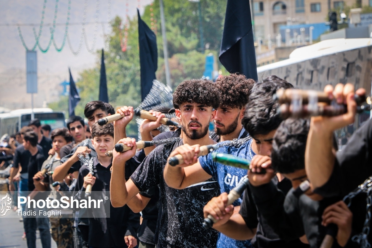 در روز بیست و هشتم صفر، زائران و مجاوران بارگاه منور رضوی به سوگ رحلت پیامبر اکرم (ص) و شهادت امام حسن مجتبی (ع) نشستند و دسته‌های عزاداری به سمت حرم امام هشتم نوحه‌سرایی کردند.