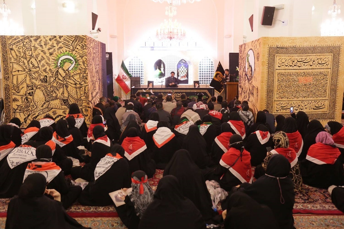 به همت مدیریت زائران غیر ایرانی آستان قدس رضوی جمعی متشکل از ۲۵۰ نفر از شیعیان و محبان اهل بیت (ع) اندونزی زیان مالایی به بارگاه منور رضوی مشرف شدند.