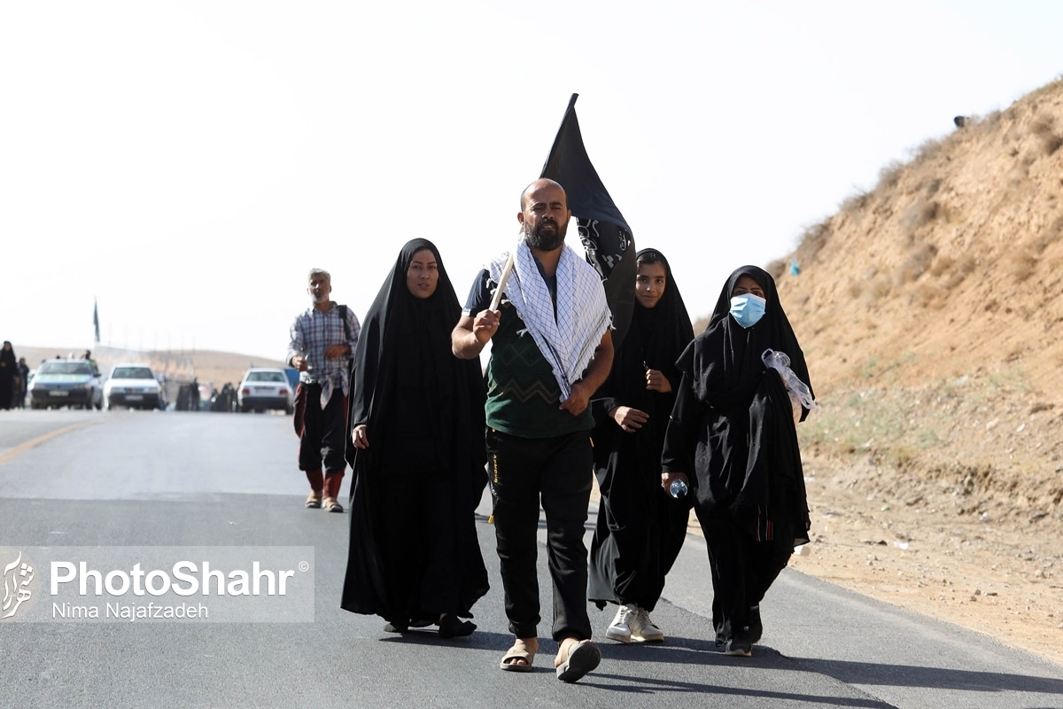 زائران پیاده امام رضا (ع) فوج فوج در حال ورود به مشهدالرضا هستند که در روز‌های پایانی ماه صفر شاهد حضور گسترده آن‌ها در مسیر‌های ورودی به مشهد هستیم.