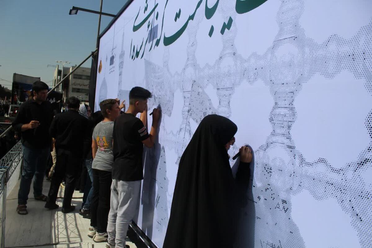 مدیر هنری تابلوی نقطه نگاری «در پناه خورشید» گفت: طبق هماهنگی‌های صورت گرفته با کمیته رکورد ایران، تلاش می‌کنیم ثبت ملی تابلوی نقطه گذاری «درپناه خورشید» انجام شود.