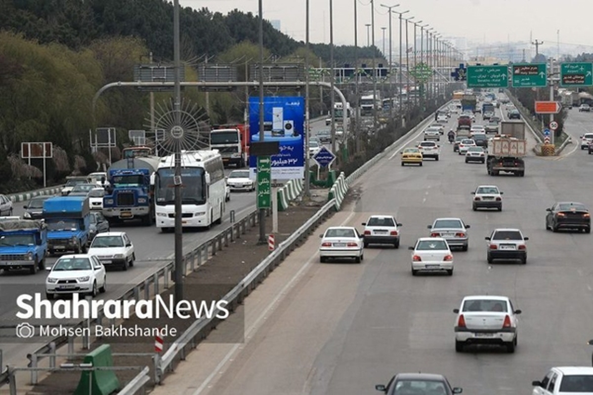 مدیرکل راهداری و حمل و نقل جاده ای خراسان رضوی گفت:هم اکنون مسیرهای ورودی و خروجی به مشهد مقدس ترافیک پر حجم و سنگین گزارش شده است.