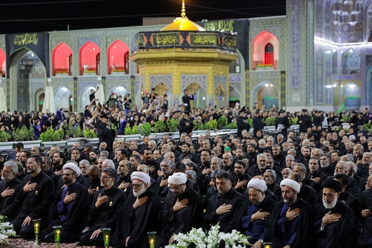 شام غریبان شهادت حضرت علی بن موسی الرضا(ع) با حضور خدام حرم رضوی و عاشقان آل الله در صحن انقلاب برگزار شد.