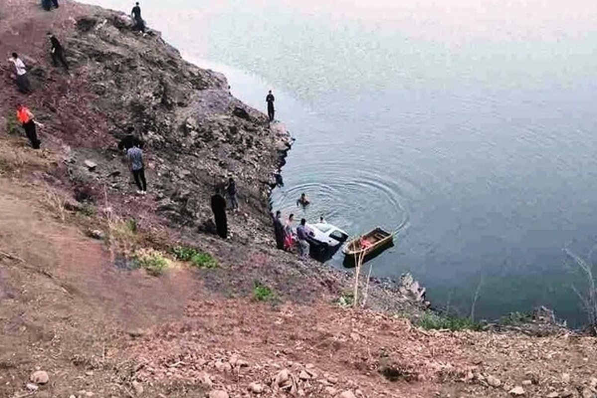 مسوول آتش نشانی و خدمات ایمنی شهرداری سردشت گفت: بر اثر سقوط یک دستگاه خودرو سواری به داخل دریاچه سد سردشت، یک نفر جان خود را از دست داد.