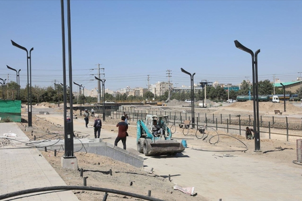 معاون محیط‌ زیست و خدمات‌ شهری شهرداری مشهد در بازدید میدانی از روند عملیات اجرایی بوستان حدفاصل سید رضی تا دانشجو گفت:  این بوستان به صورت کامل در مهرماه آماده بهره برداری خواهد بود.