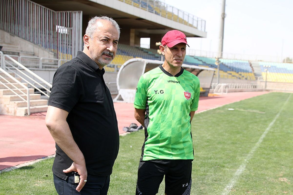 بازیکنان پرسپولیس بابت رفتاری که رضا درویش با رونالدو داشته به شدت دلخورند.
