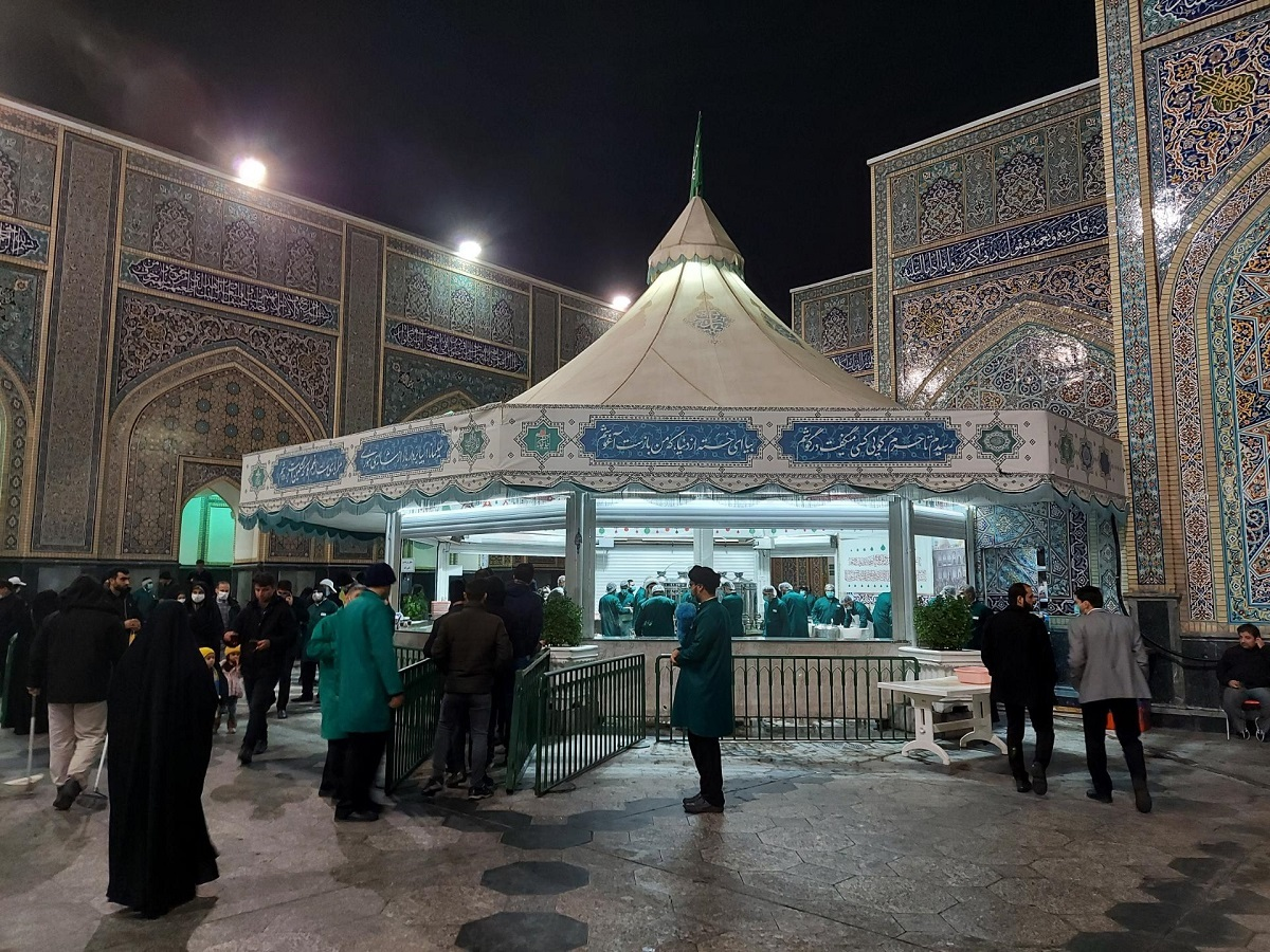 در دهه پایانی ماه صفر، در مجموع از ۶ میلیون و ۱۸۶ هزار زائر و مجاور حرم مطهر رضوی با مشارکت موکب‌های خدمت‌رسان با توزیع اقلام متبرک در چایخانه‌های حضرت رضا (ع) پذیرایی شد.