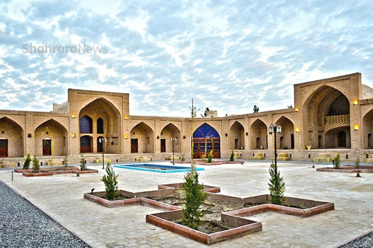 در بسیاری از شهرهای ایران که در زمان گذشته مهم بوده‌اند، کاروان‌سراهای قدیمی وجود دارند که برای رفاه و استراحت کاروان‌ها احداث شده‌اند.