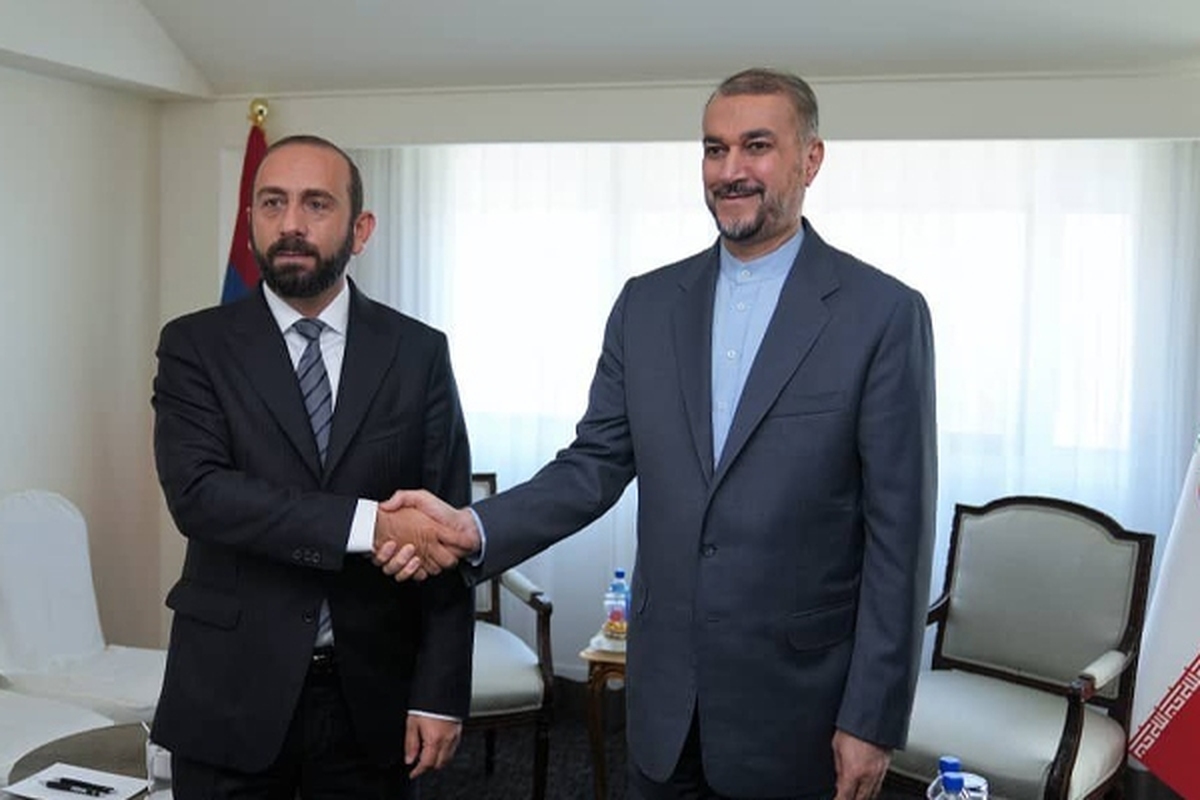 وزیر امور خارجه در دیدار با همتای ارمنستانی خود بر ضرورت رعایت مفاد توافق آتش بس از سوی طرفین و حل و فصل مسائل از طریق گفت‌ وگو تاکید کرد.