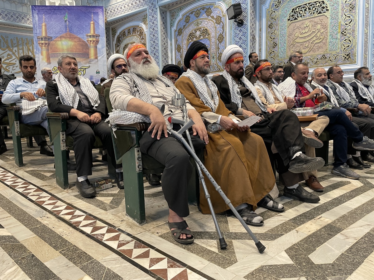 هم‌زمان با آغاز هفته دفاع مقدس، هزاران جانباز، آزاده و رزمنده پیشکسوت جبهه‌های نبرد حق علیه باطل در تالار قدس حرم مطهر رضوی گردهم جمع شدند و از طریق ارتباط زنده تصویری در دیدار سراسری پیشکسوتان دفاع مقدس با رهبر معظم انقلاب شرکت کردند.