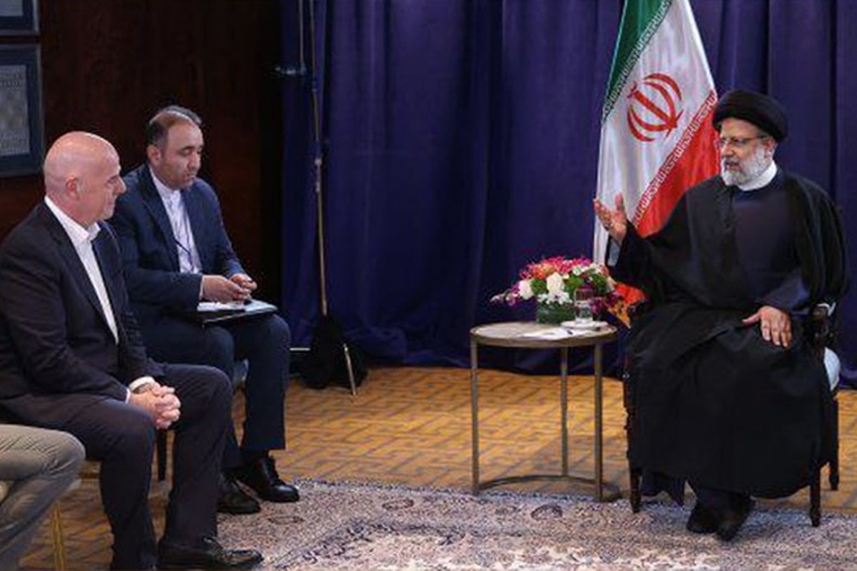 رئیس فدراسیون بین‌المللی فوتبال در دیدار رئیس‌جمهور پیشنهاد برگزاری مسابقه فوتبال بین تیم ستارگان ایران و جهان، به میزبانی جمهوری اسلامی ایران را مطرح کرد که رئیس‌جمهور با این پیشنهاد موافقت کرد.