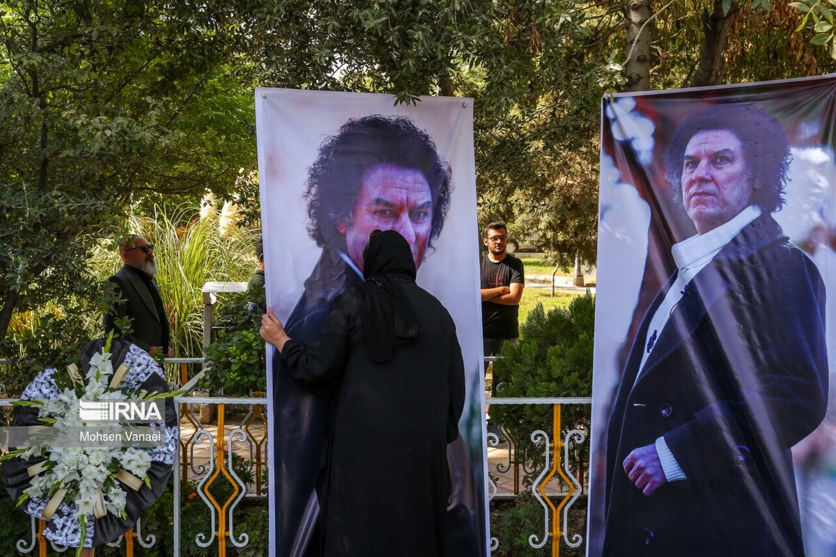 مراسم خاکسپاری آرش میراحمدی با حضور جمعی از بازیگران سینما و تلویزیون کشورمان برگزار شد.
