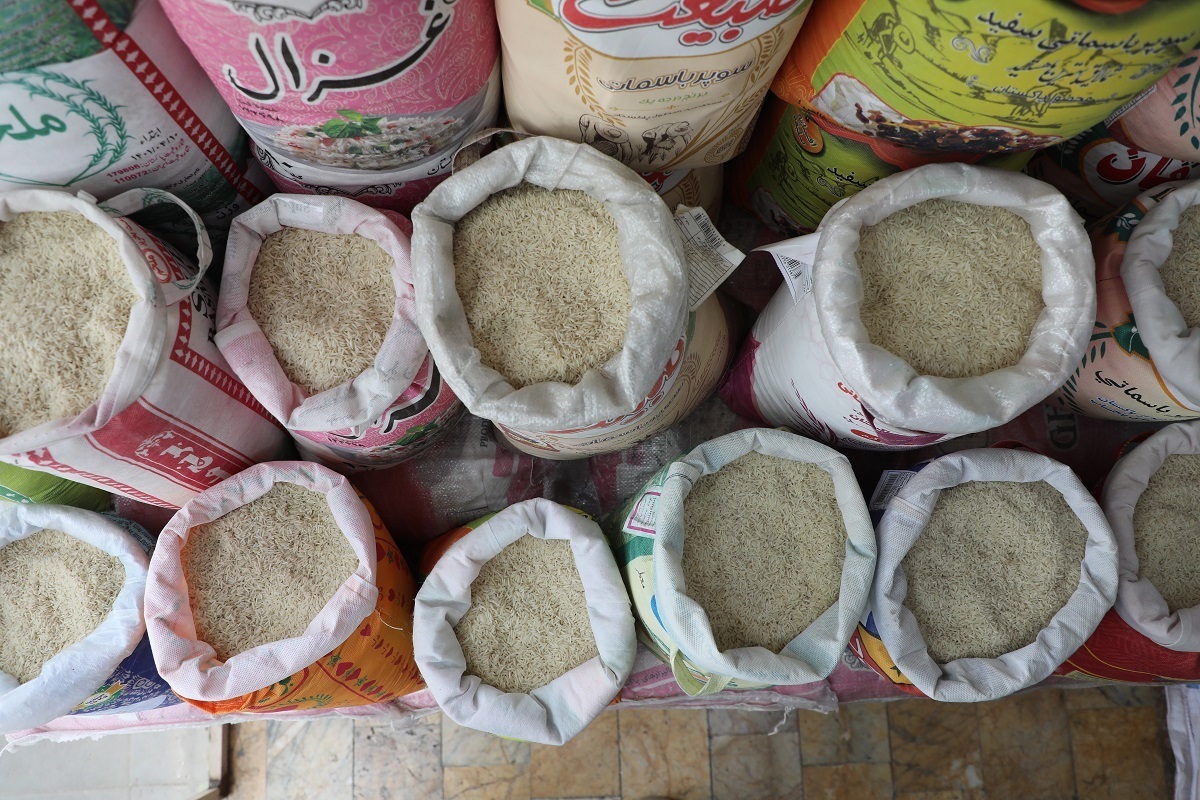 در هفته گذشته نرخ اقلام اساسی در بازار با ثبات قیمتی همراه بوده است، اگرچه با نزدیک شدن به دهه آخر صفر و افزایش سفرها به مشهد این احتمال وجود دارد که در برخی اقلام پرمصرف شاهد افزایش قیمت باشیم.