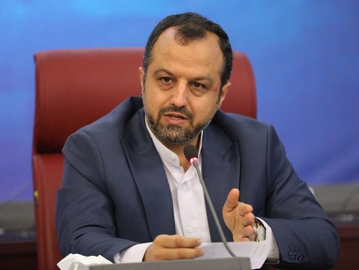 وزیر اقتصاد گفت: هیات دولت نه تنها این دو ایراد هیات تطبیق را رفع کرد بلکه با هدف این که در عمل نشان دهد هیات دولت مساله چشم انداز با ثبات و سودآوری صنایع را بیش از تامین بودجه خود در اولویت دارد، در مصوبه پیشین خود تجدید نظر کرد؛ به این نحو که در مصوبه نهایی که به هیات تطبیق مصوبات مجلس ارسال خواهد شد نرخ خوراک بر اساس فرمولی که از سال ۹۴ تا یکسال قبل، تعیین می‌شد به همان فرمول و با محاسبه سقف قیمت گاز صادراتی ایران برگشت.