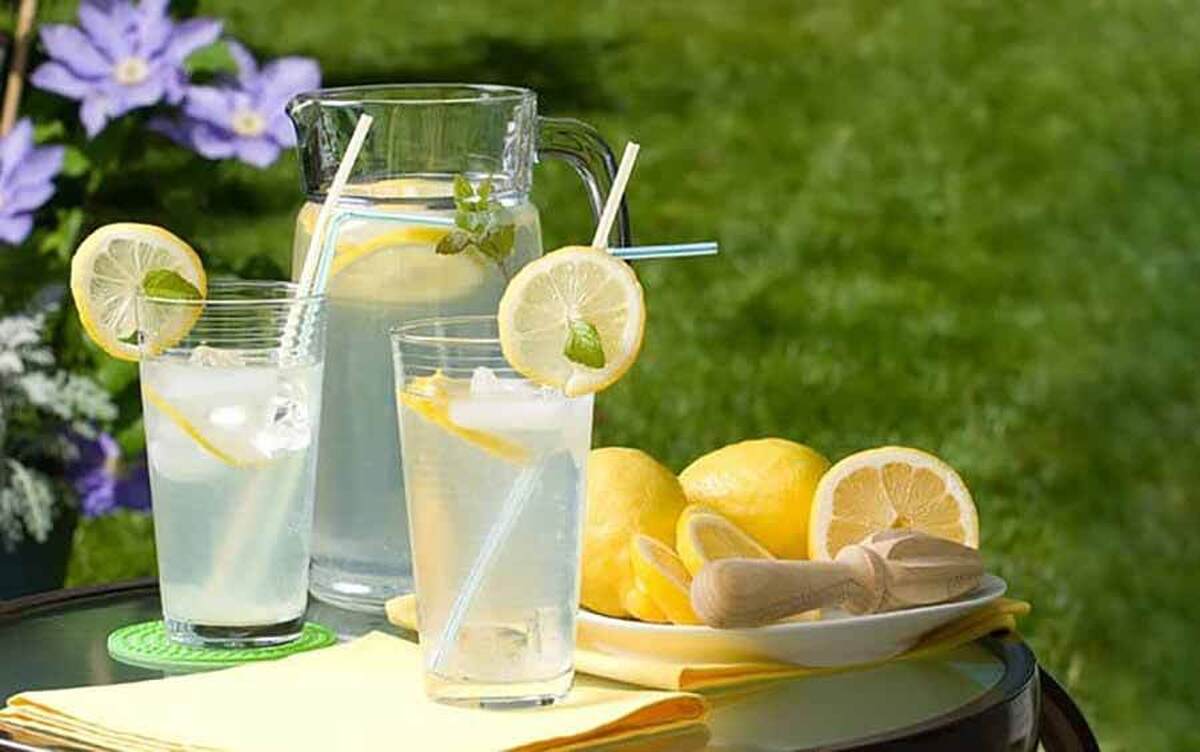 نوشیدن آب و مایعات زیاد میزان مصرف مایعات در روز‌های عادی سال برای افراد ۸ تا ۱۲ لیوان توصیه شده است که در هنگام گرما و برای جلوگیری از گرمازدگی این مصرف باید افزایش پیدا کند.