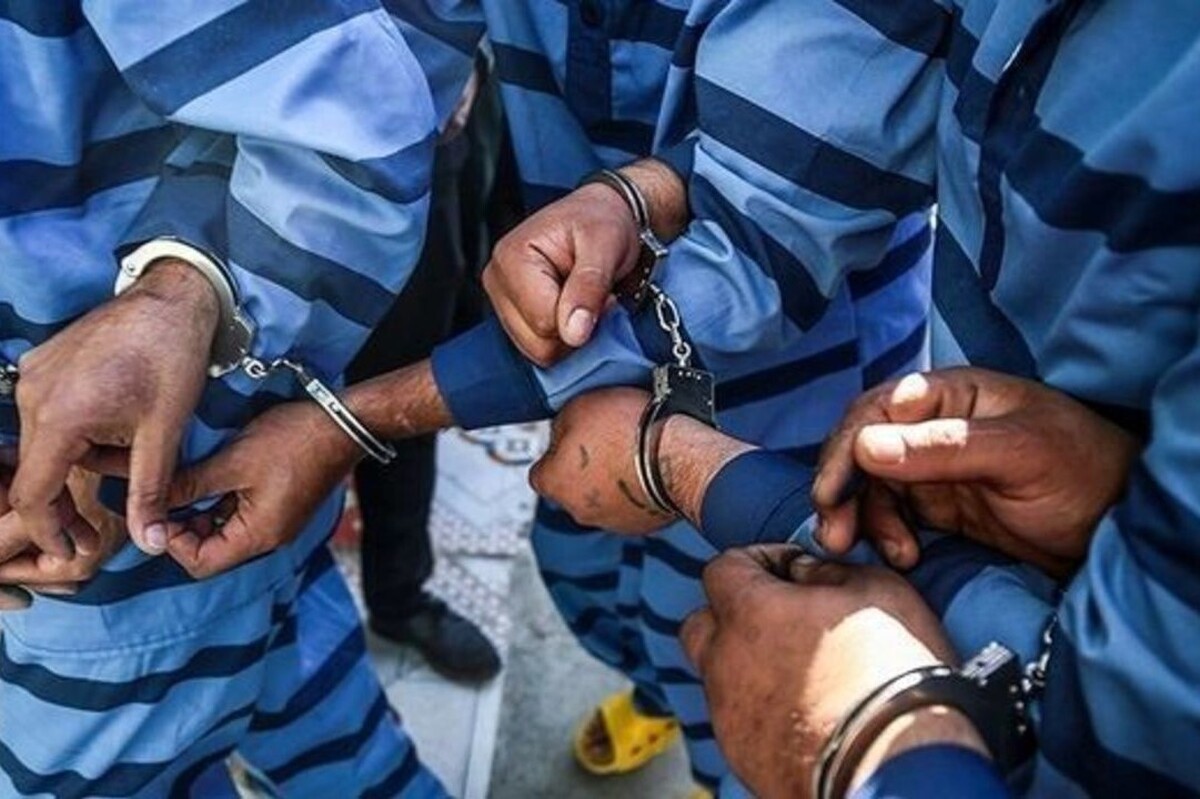 پس از  ۱۵ دقیقه تعقیب و گریز، دو مرد و دو زن دستگیر شده تحت بازجویی قرار گرفتند و به جرم خود مبنی بر سرقت سواری پژو پرشیا و ۲۲ فقره سرقت دیگر اعتراف کردند.