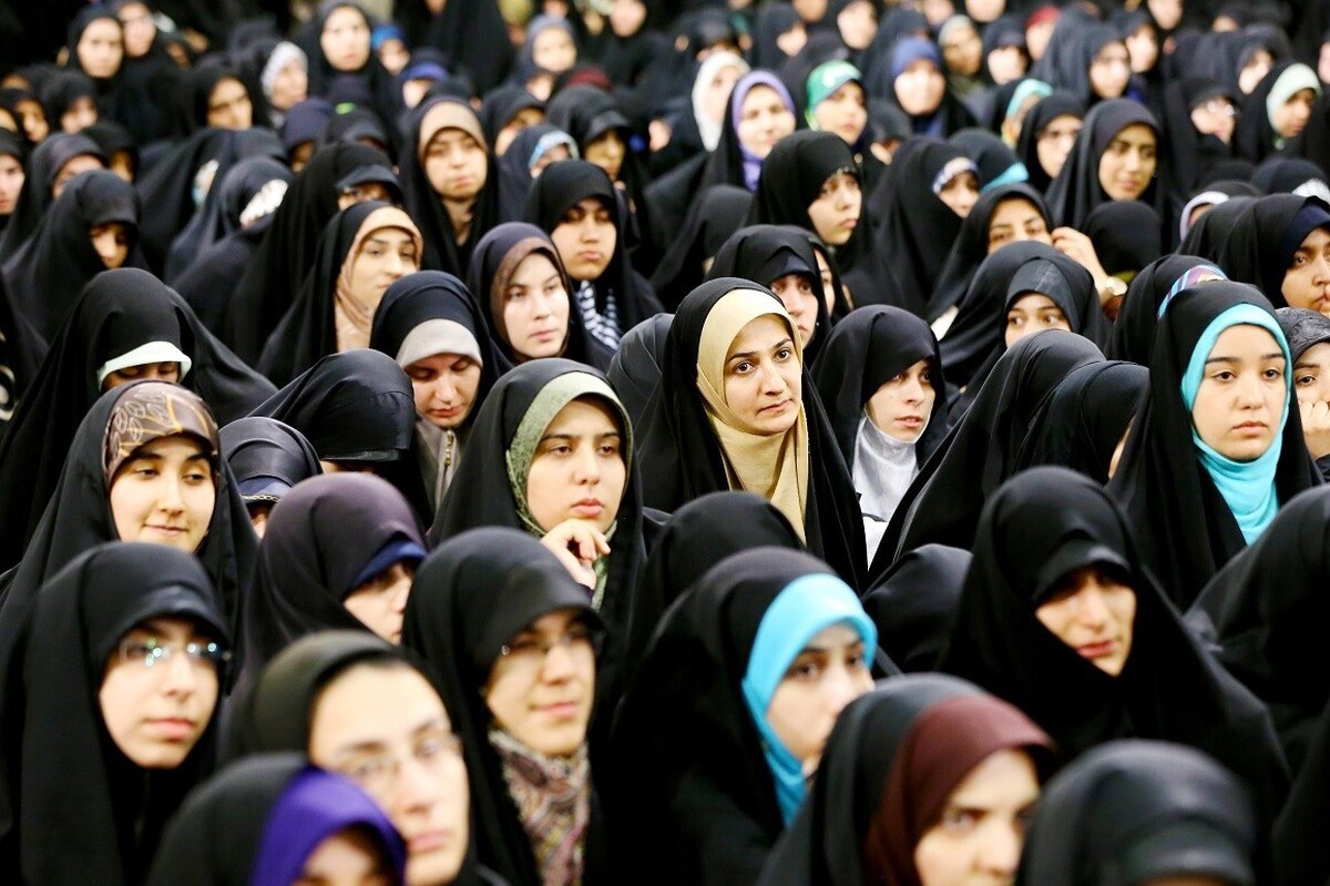 الگوی سوم زن مسلمان در مقابل الگو‌های اول و دوم شکل گرفته و درباره نقش آفرینی زنان است که برازنده قامت زن ایرانی نیست.