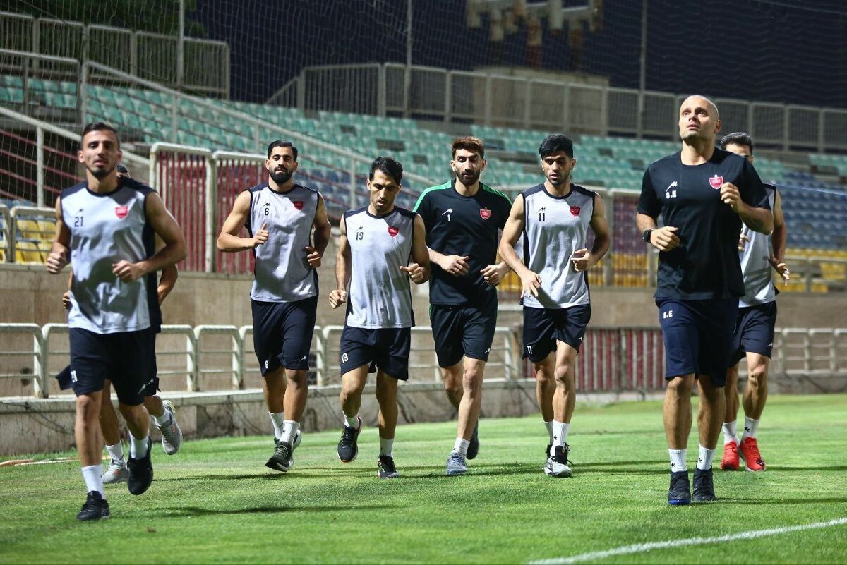 تیم فوتبال پرسپولیس با یک تغییر به مصاف فولاد می رود.