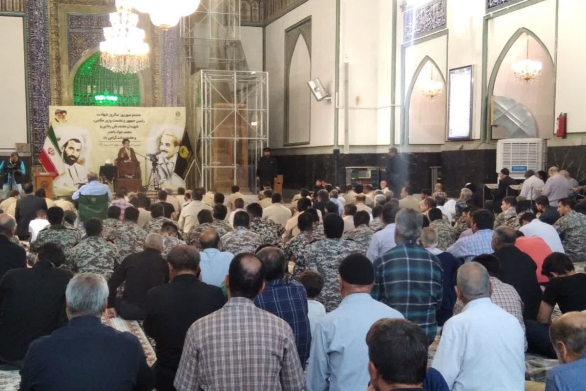 مراسم چهل و دومین سالگرد شهیدان رجایی و باهنر با حضور زائران و مجاوران در حرم مطهر رضوی برگزار شد.