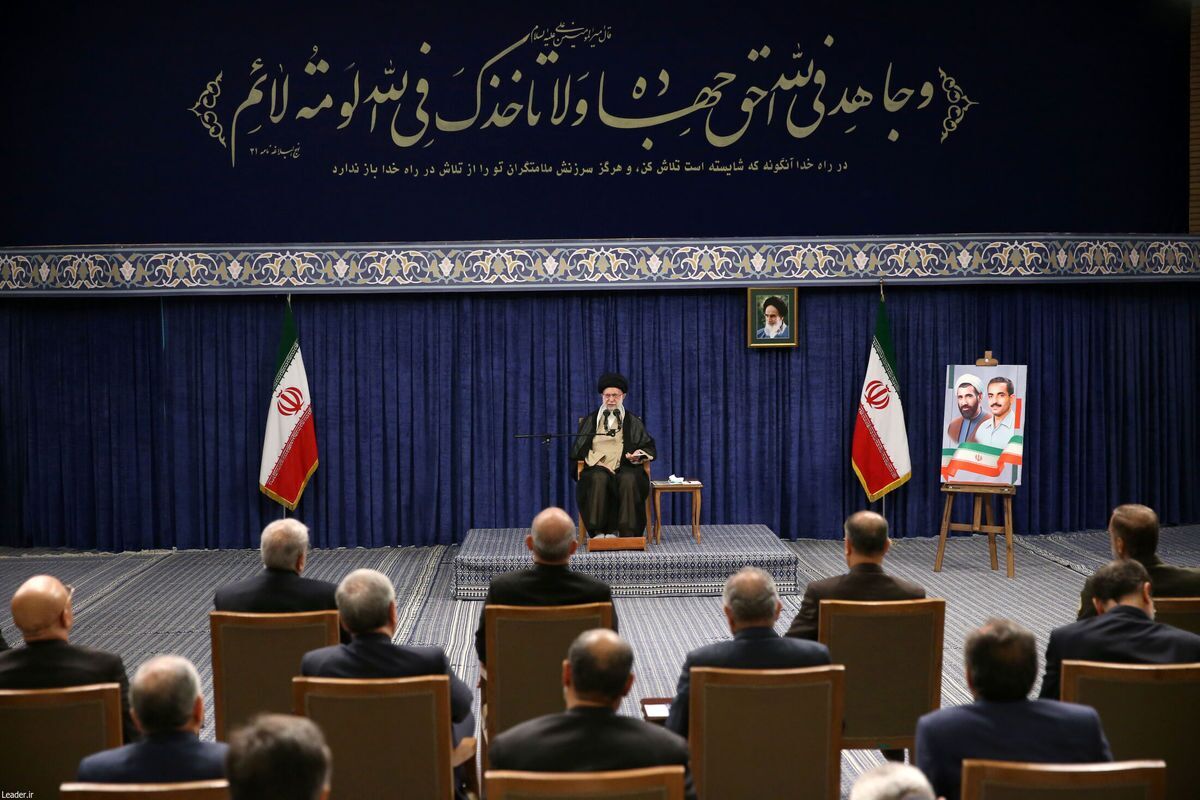همزمان با هفته دولت و روز شهادت شهیدان رجایی و باهنر، رئیس‌جمهور و اعضای هیئت دولت با رهبر معظم انقلاب اسلامی دیدار کردند.