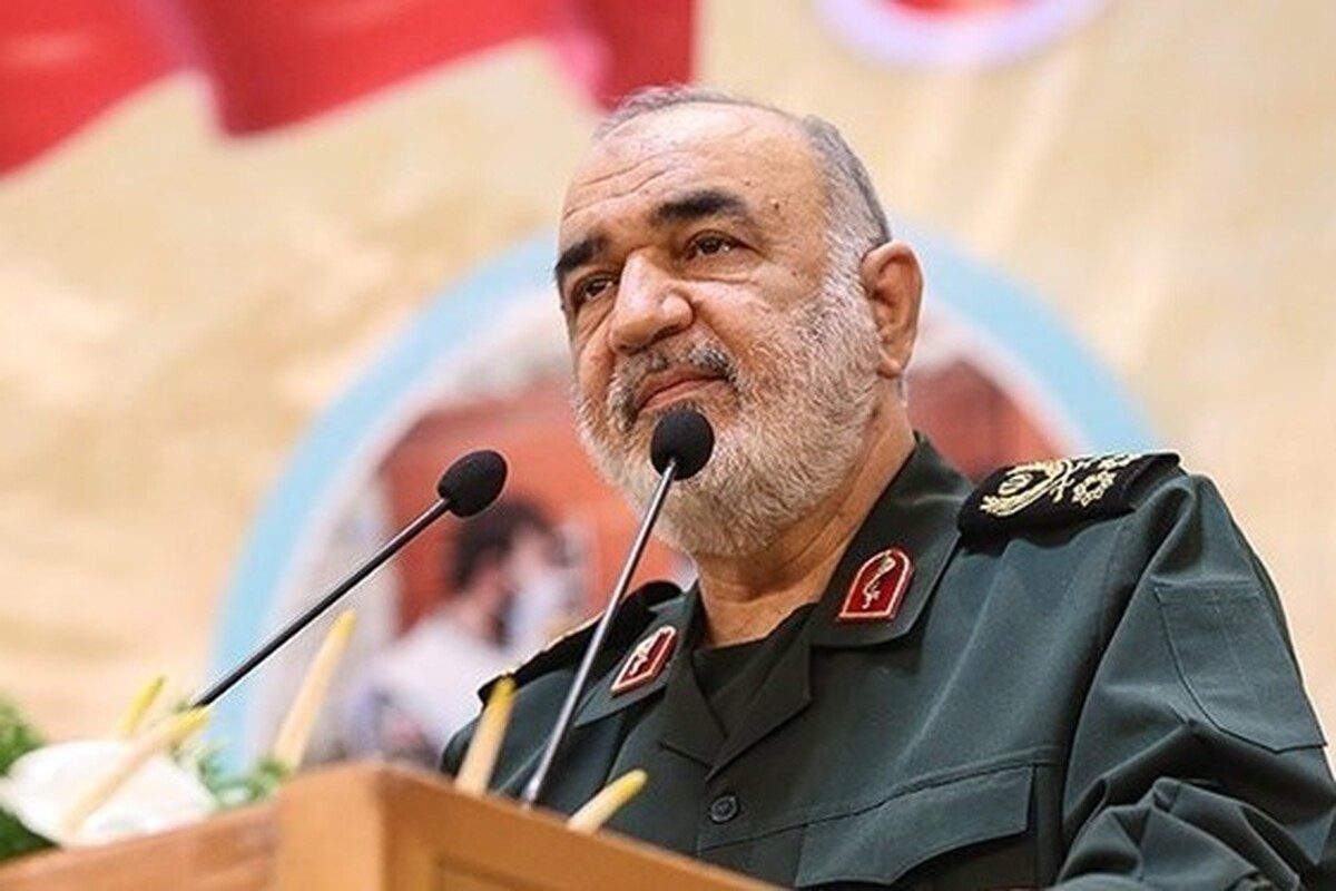 فرمانده کل سپاه پاسداران در همایش شکوه وحدت که با محوریت اتحاد ارتش و سپاه برگزار شد، گفت: اخوت، همدلی و برادری میان ارتش و سپاه نقطه امید رهبر معظم انقلاب اسلامی و ملت ایران و موجب یاس دشمنان است.