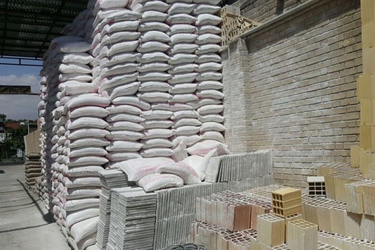 انجمن شرکت‌های راه‌سازی ایران در نامه ای خواستار حذف دلالان بورسی سیمان و فولاد و خرید بی‌واسطه مصالح از شرکت‌ها شدند.