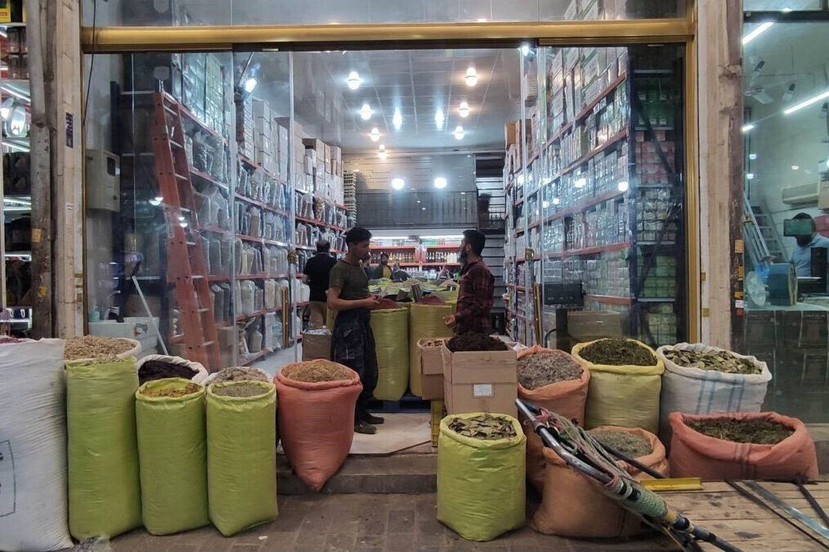 بر اساس گفته یک پزشک و متخصص طب ایرانی بسیاری از عطاری‌ها از اساس حتی زیر نظر صنف مربوط یعنی عطار و سقط فروش نیستند.