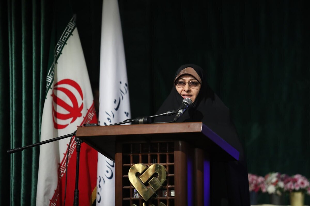 معاون امور بانوان و خانواده رئیس جمهور گفت: اهدای زمین به خانواده‎های مشمول قانون جوانی جمعیت بر مبنای مناصفه صورت می‎گیرد؛ به این معنا که زمینی که به خانواده واگذار می‌شود، نیمی متعلق به پدر و نیمی متعلق به مادر است.