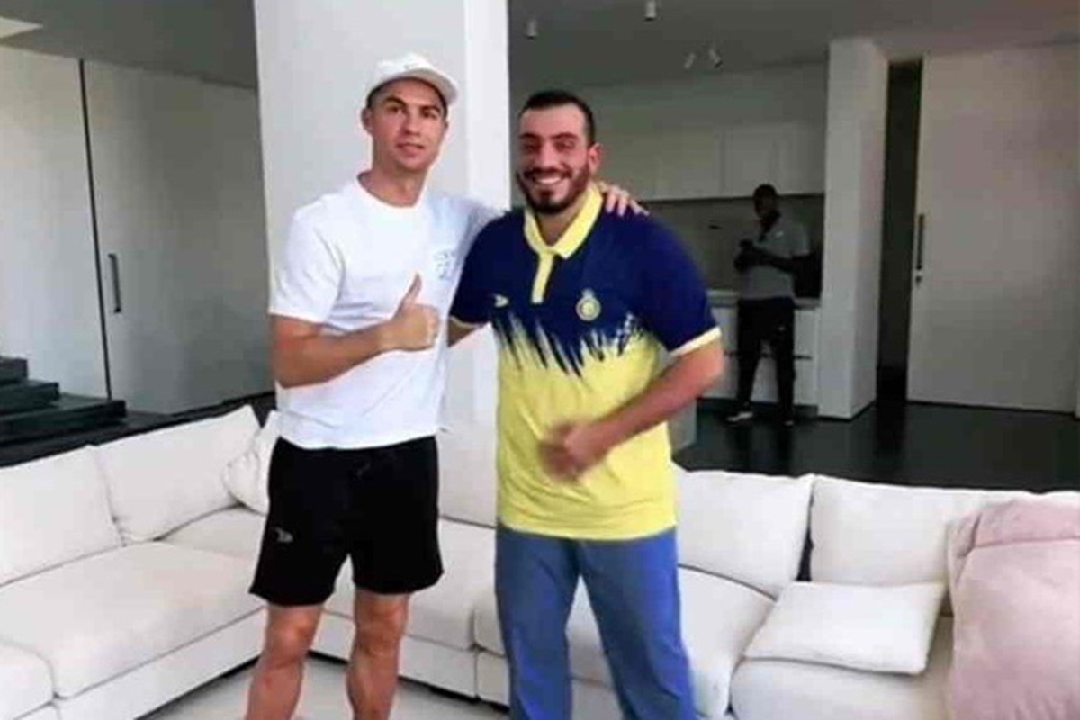 کریستیانو رونالدو فرش اهدایی باشگاه پرسپولیس را در خانه‌اش در ریاض پهن کرده است.