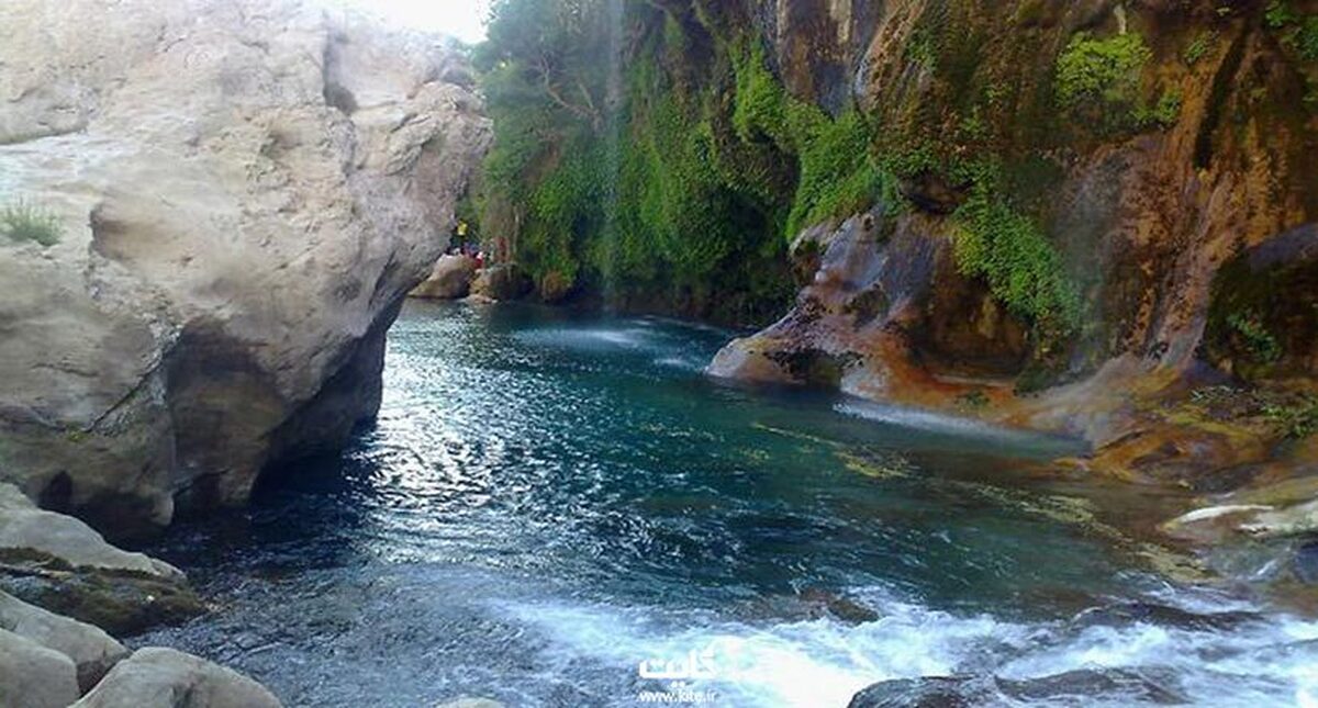 یکی از دره‌های شگفت‌انگیز و تماشایی ایران، دره تنگ براق است که در روستایی به همین نام در شهرستان اقلید استان فارس جای دارد.