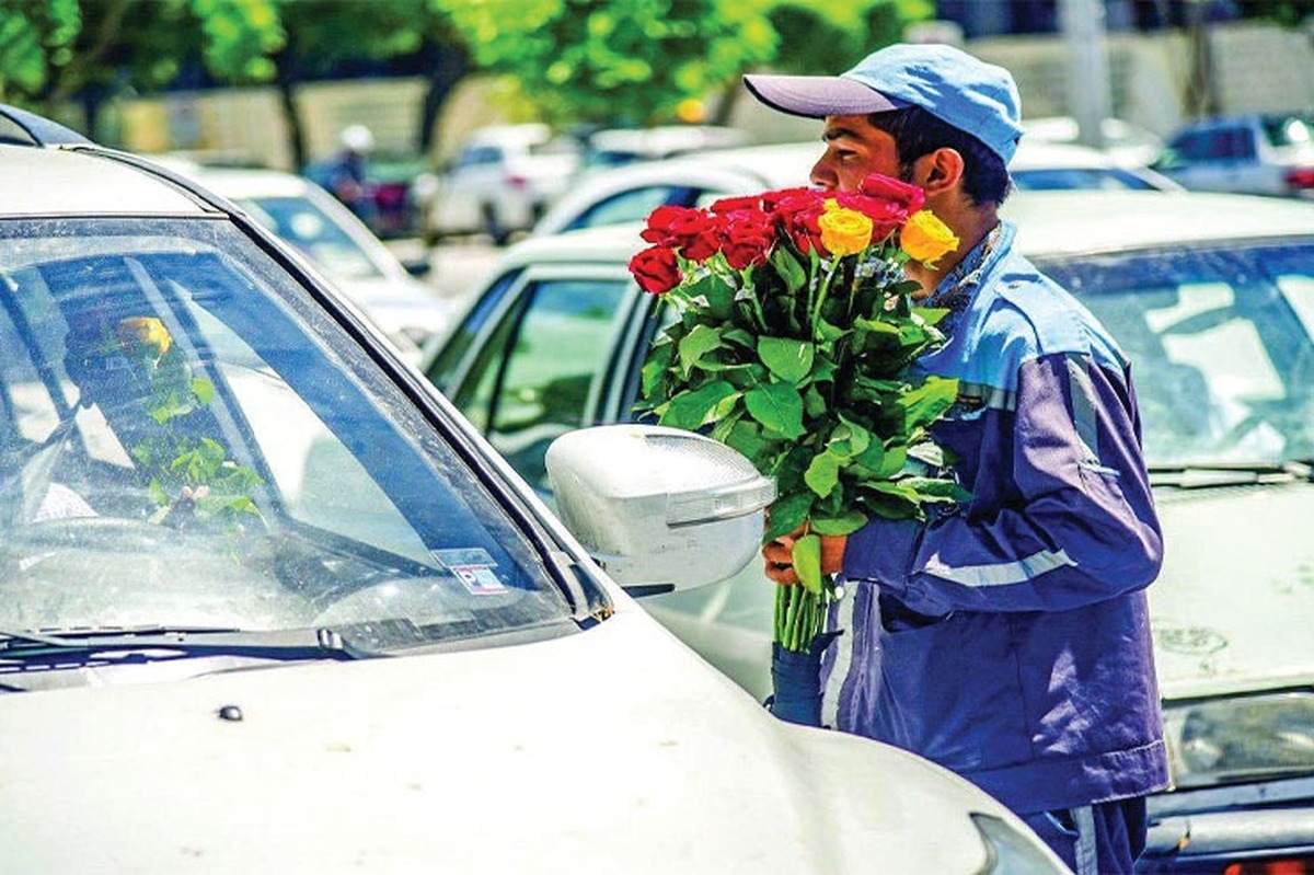 با وجود ممنوعیت گل‌فروشی سر چهارراه‌ها در تقاطع‌های شهر، برخی سودجویان در پی کسب درآمد از این راه هستند.
