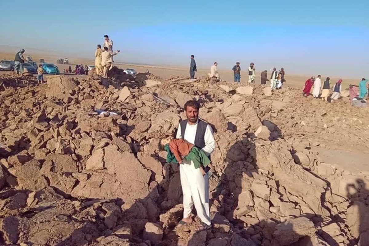 به گفته سازمان ملل متحد وقوع زلزله در شمال غرب افغانستان دست‌کم ۳۲۰کشته و صدها زخمی برجای گذاشته است. شدت این زمین لرزه ۶.۳ در مقیاس ریشتر گزارش شده که در بخش‌هایی از ایران از جمله مشهد نیز احساس شده است.