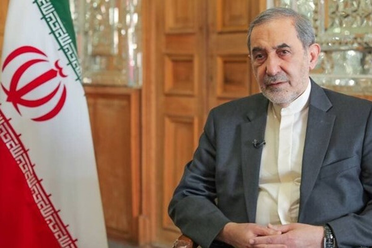 مشاور رهبر معظم انقلاب در گفتگو با وزیر خارجه سوریه گفت: آن‌هایی که گمان می‌کنند با به اصطلاح عادی سازی روابط با صهیونیست‌ها و انقطاع ارتباط خود با ملت‌های مسلمان منطقه می‌توانند مشکلات خود را حل کنند باید بدانند که با طراحی‌های بی پایه و ساده لوحانه از قبیل تشکیل گذرگاه‌ها در منطقه حساس خاورمیانه به صورت جدی امنیت منطقه و ملت‌های مبارز را در خطر می‌اندازند.
