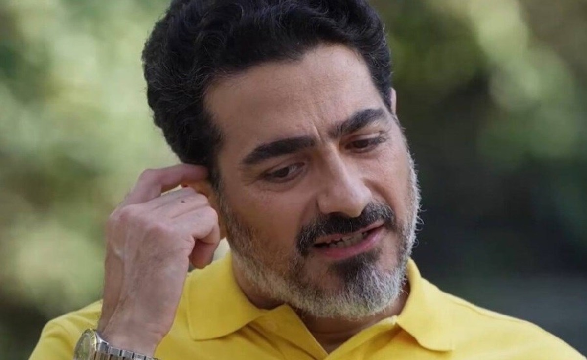 تصویر منتشر شده از گفت وگوی بین عادل فردوسی پور و همایون شجریان نشان می دهد که همایون شجریان یک ساعت رولکس به دست دارد.
