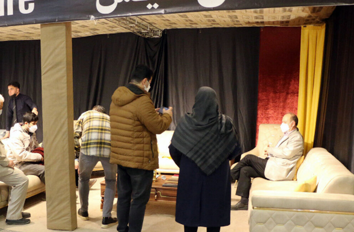 پنجمین نمایشگاه تخصصی یراق‌آلات، ماشین‌آلات مبلمان و صنایع وابسته در شرایطی از عصر سه‌شنبه ۱۸ مهرماه، با حضور ۴۹ شرکت تجاری از چهار استان کشور و در فضایی به وسعت ۱۵ هزار مترمربع برپا شده که سوژه تکراری آن با محوریت صنایع مبلمان بر دامنه استقبال سرد مردم از نمایشگاه افزوده است.