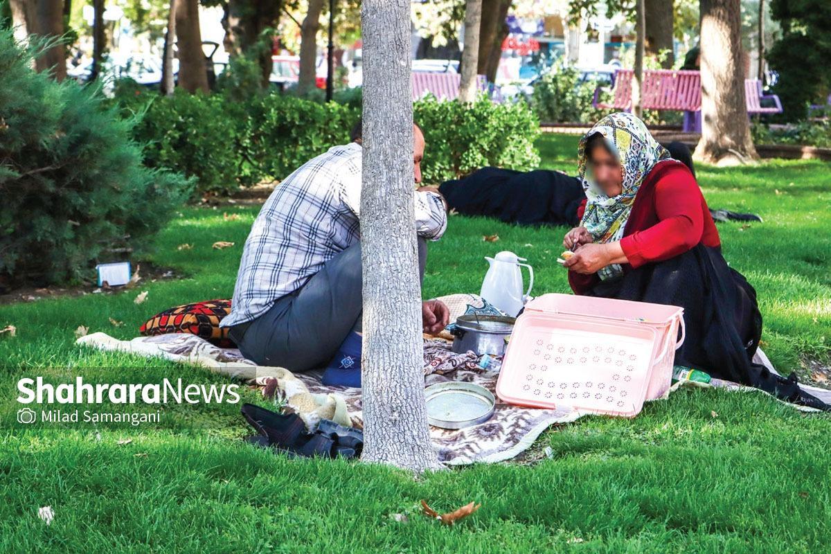 گزارشی از وضعیت نامطلوب همراهان بیماران که در پارک و حاشیه خیابان مجبور به اقامت هستند.