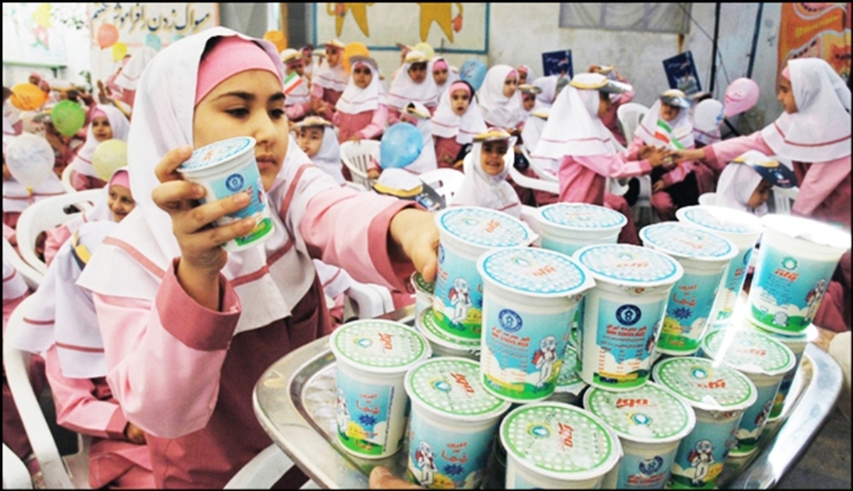 مدیرکل دفتر بهبود تغذیه جامعه وزارت بهداشت گفت: در دو استان خراسان رضوی و فارس، بخش خصوصی، خیران و انجمن لبنیات اعلام آمادگی کردند که شیرمدرسه را تامین کنند اما، نمی‌توان تنها به بخش خصوصی متکی بود.