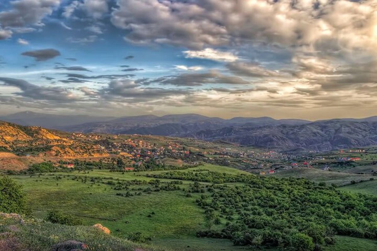 آبان و اوایل آذر بهترین زمان سفر برای دیدن شکل پائیزی این جنگل زیبا در جاده دیلمان استان گیلان است.