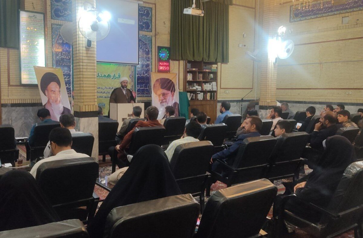 نخستین نشست مدیران ائمه جماعات و فعالان فرهنگی با عنوان «قرار همدلی» در مشهد برگزار شد.