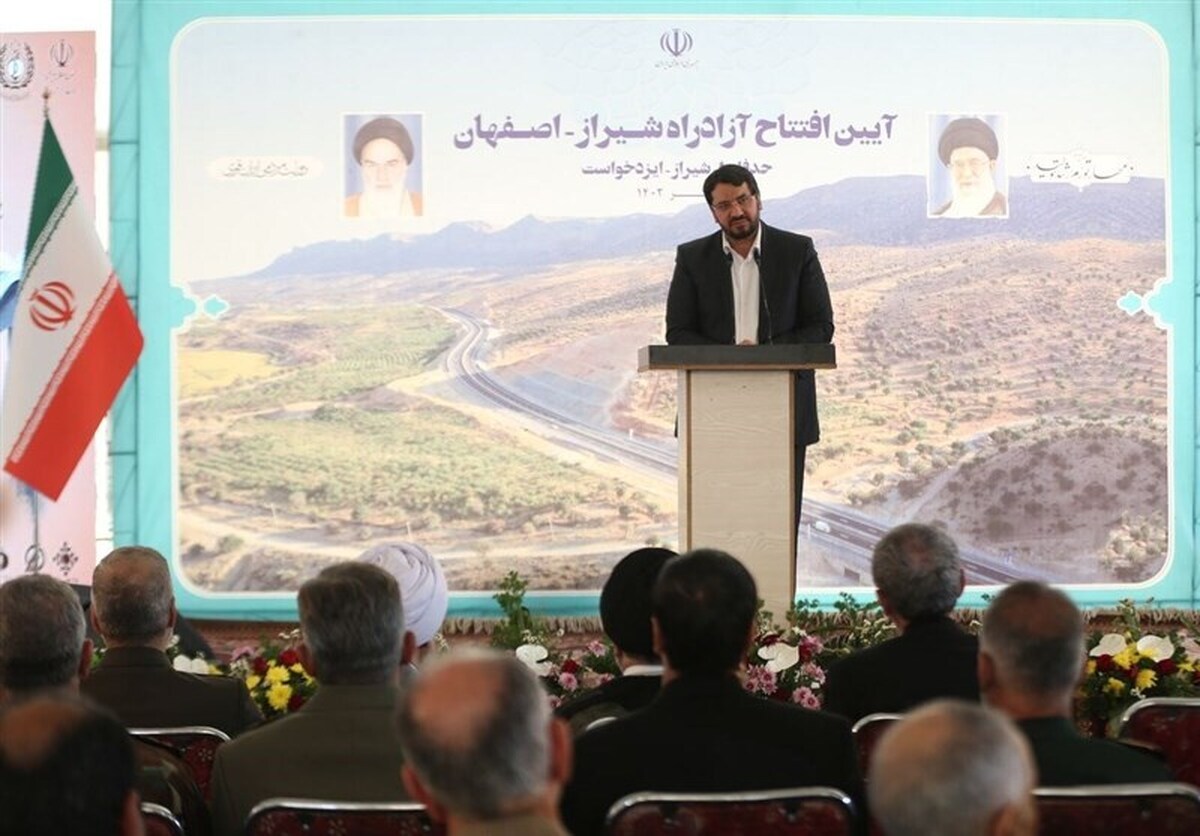 وزیر راه و شهرسازی با بیان این‌که اگر بانک‌ها همراه‌تر شوند ساخت مسکن شهری و روستایی افزایش چشمگیری خواهد داشت، گفت: سیاست ما ساخت خانه‌های یک طبقه است.