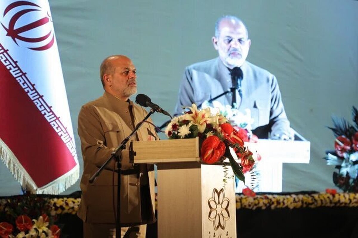 وزیر کشور در جریان افتتاح پروژه‌های شهری شیراز تأکید کرد: پروژه‌های انتخابی باید برای متن جامعه کارساز و حلال مشکلات مردم باشد.