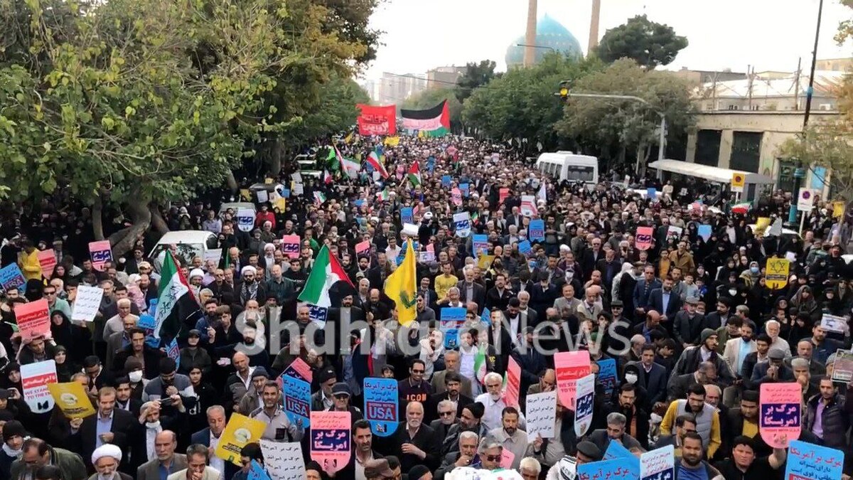 بنابر اعلام قبلی شورای هماهنگی تبلیغات اسلامی استان، زائران و مجاوران بارگاه منور رضوی پس از آیین عبادی سیاسی نماز جمعه، مسیر باب ‎الجواد(ع) حرم مطهر رضوی تا چهارراه شهدا را در حمایت از مقاومت اسلامی فلسطین و ابراز انزجار از جنایات صهیونیست‌ها در غزه راهپیمایی کردند.
