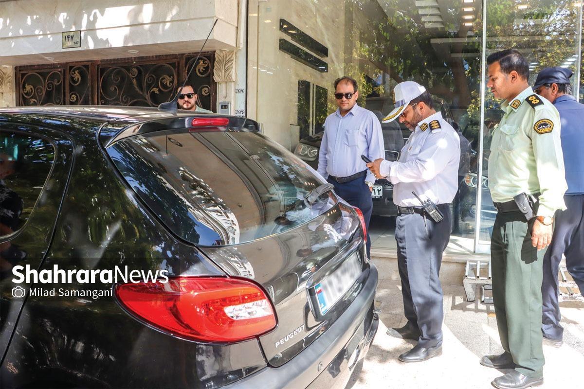 خودرو‌هایی که در پیاده رو پارک کرده اند، موجب گلایه‌مندی شهروندان می‌شوند.