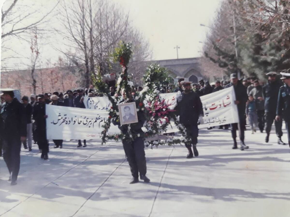 شهید حسین براتی گل خندان، شهید نیروی انتظامی است که در عین ناباوری سال ۱۳۷۱ به دست اشرار به شهادت می‌رسد.