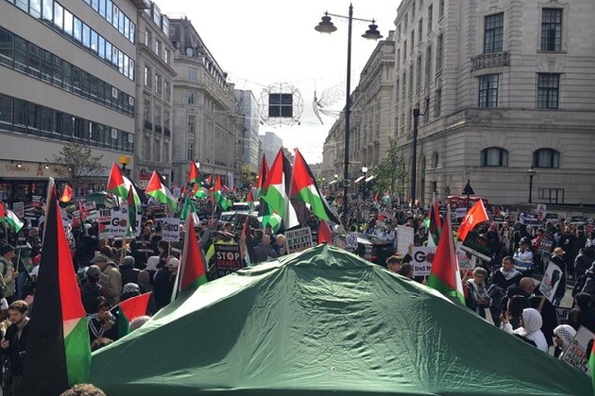 شبکه اسکای نیوز گزارش داد، هزاران نفر در مرکز لندن و مقابل دفتر بی.بی.سی در حمایت از فلسطینیان تجمع کردند.