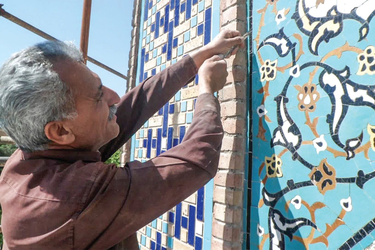 در سال ۱۳۳۰ صنعت کاشی در ایران از بین رفت و به جای آن قطعه آجر‌هایی نامرغوب با شکنندگی بالا و ظاهری نامناسب تولید شد. پس از آن صنعتگران ایرانی همت کردند و با وجود مشکلاتی که بر سر راهشان بود، برای احیای کاشی کوشیدند.