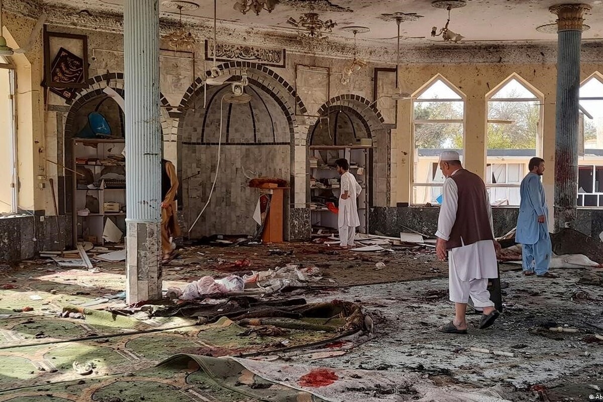 توماس وست، نماینده‌ ویژه آمریکا در امور افغانستان در واکنش به انفجار اخیر در مسجد شیعیان در ولایت بغلان می‌گوید که جامعه‌ شیعیان افغانستان «رنج‌های زیادی از افراطیت خشونت‌بار» متحل شده‌اند.