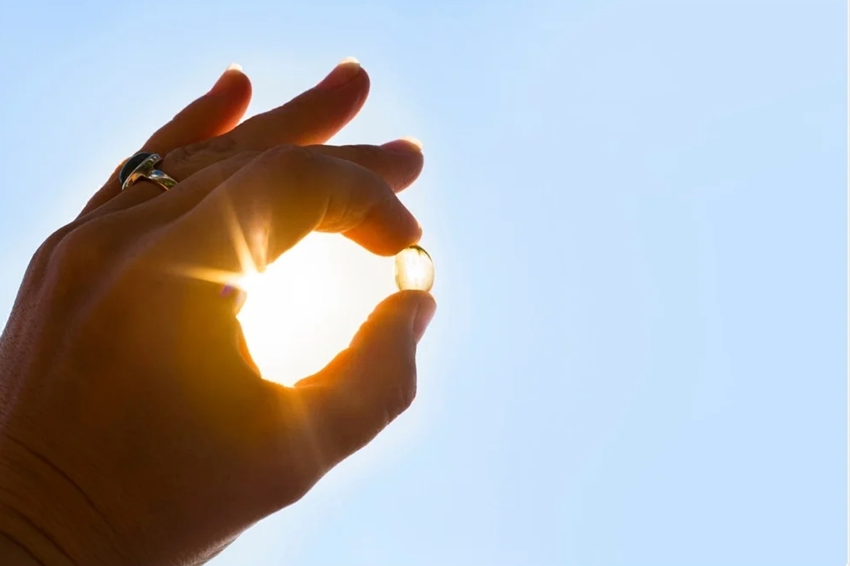 ویتامین دی (Vitamin D) که با عنوان «ویتامین آفتاب» هم شناخته می‌شود، برای سلامتمان ضروری است؛ به ویژه برای ارتقای سلامت استخوان‌ها و تنظیم سیستم ایمنی بدن. این مطلب با بررسی علمی ویتامین D، به خطرات مرتبط با کمبود آن و چالش‌های به‌دست آوردنش در زمستان می‌پردازد.