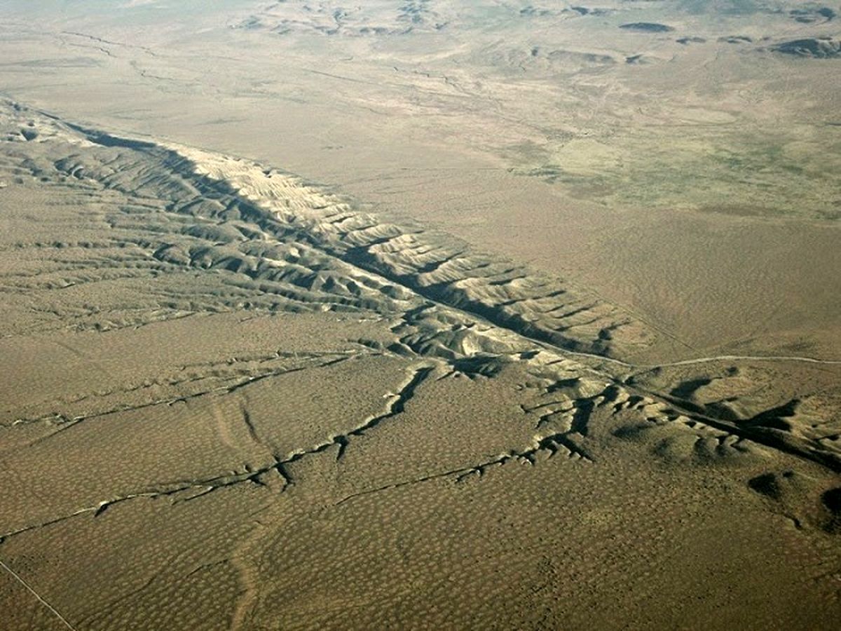 استاد دانشگاه و عضو هیئت علمی گروه زمین‌شناسی دانشگاه فردوسی مشهد گفت: ادامه گسل هرات که محل برخورد دو صفحه زمین‌ساختی است، به سمت غرب وارد ایران شده و در ناحیه پهناوری به گسل‌های متعدد دیگر تبدیل می‌شود.