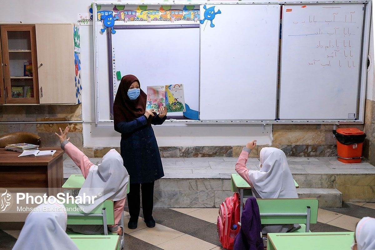 مدیر کل آموزش و پرورش خراسان رضوی گفت: متاسفانه برخی ناهماهنگی‌ها و مشکلات موجب تاخیر در جذب معلمان جدیدالوورد در قالب آزمون استخدامی به کلاس‌های درس این استان شده است که ظرف یک ماه آینده مرتفع می‌شود.